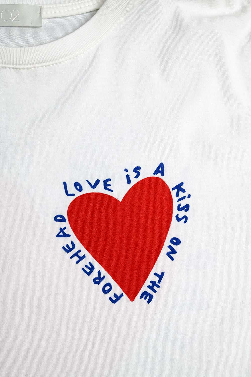 Camiseta blanca relajada con un diseño de corazón en la parte delantera y trasera