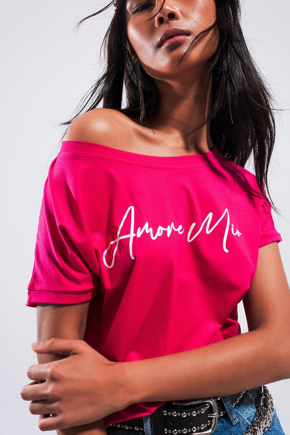 Camiseta color fucsia con texto Amore Mio