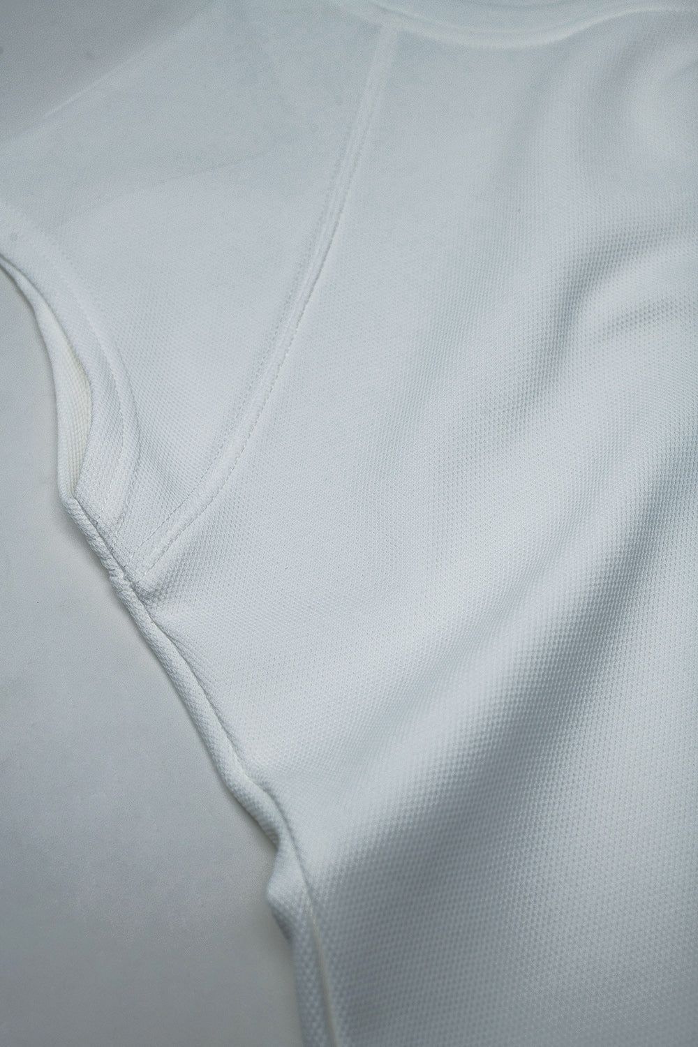 Camiseta con cuello redondo y logotipo Love en el pecho en blanco en punto de pique