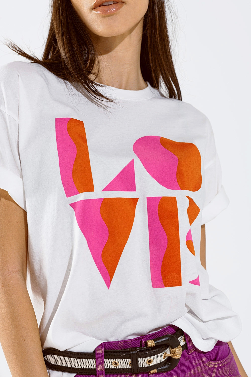 Camiseta con estampado digital LOVE art deco en blanco
