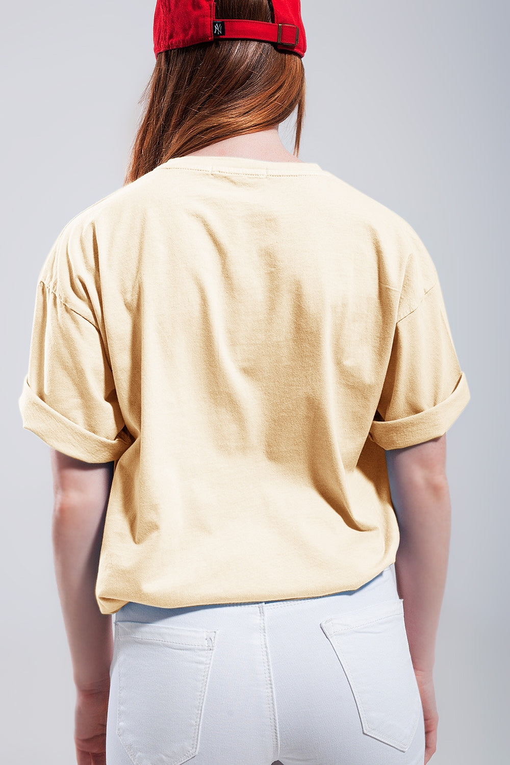 Camiseta con texto del distrito de Brooklyn en amarillo