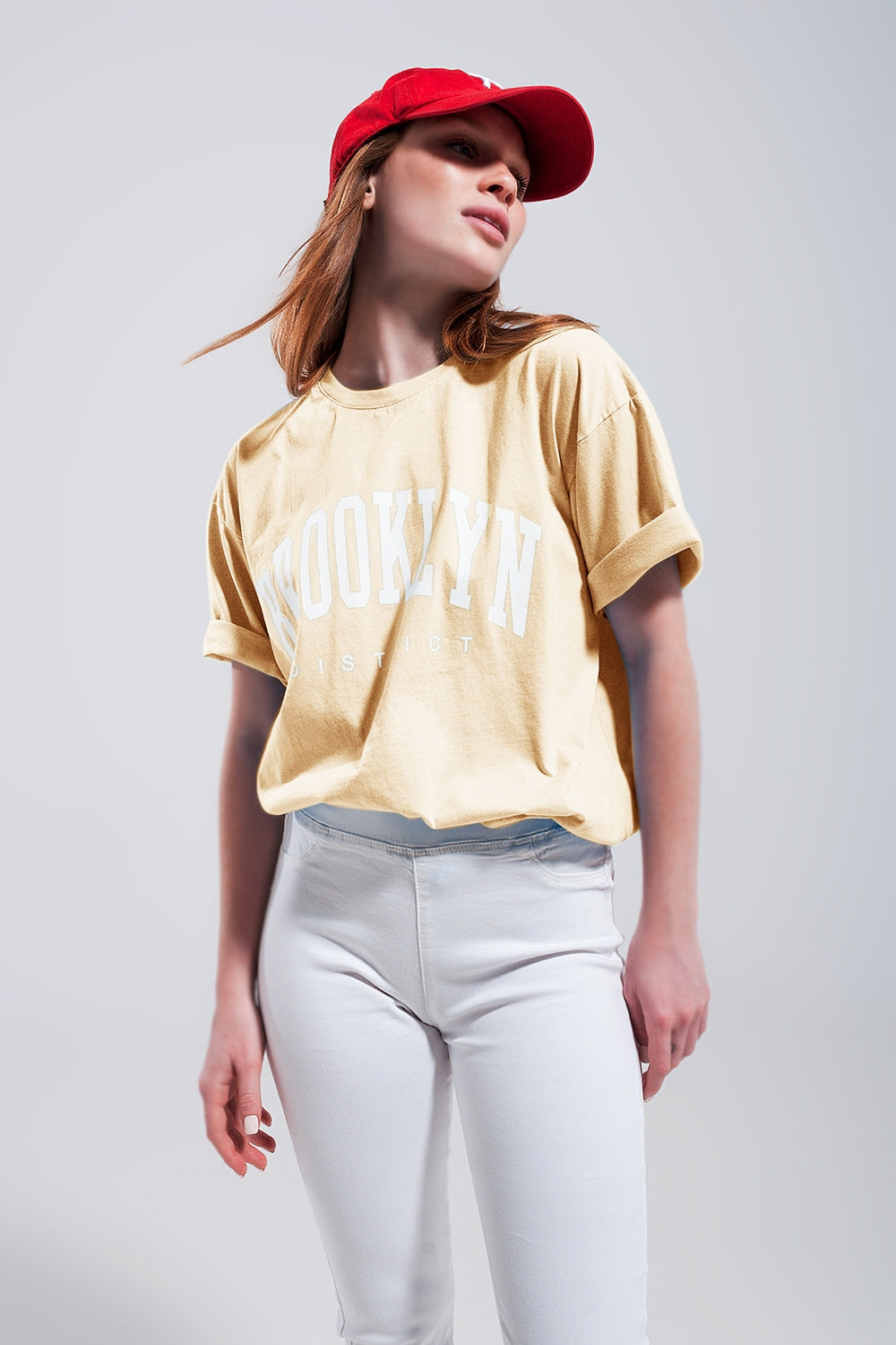 Camiseta con texto del distrito de Brooklyn en amarillo