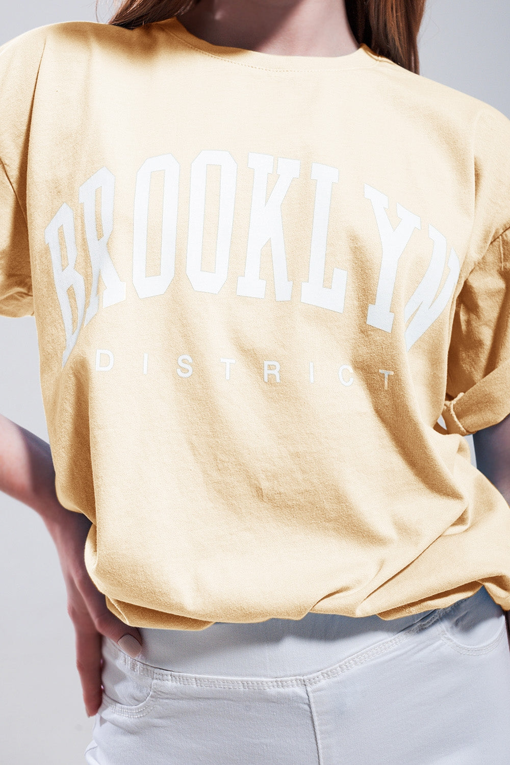 Camiseta con texto del distrito de Brooklyn en amarillo