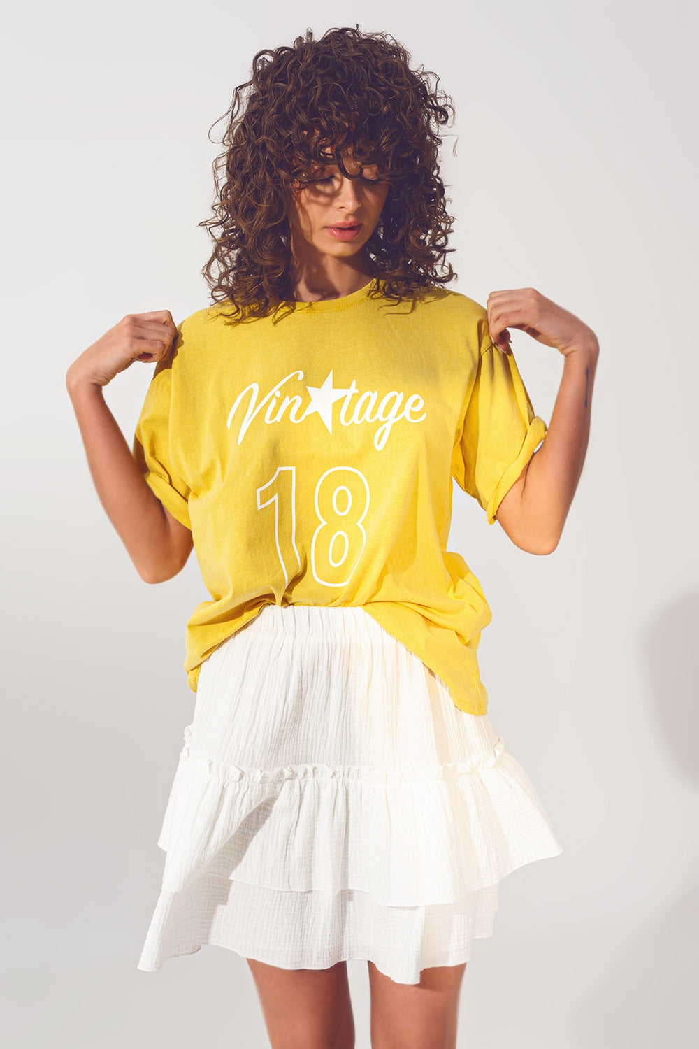 Camiseta con Texto Vintage 18 en amarillo
