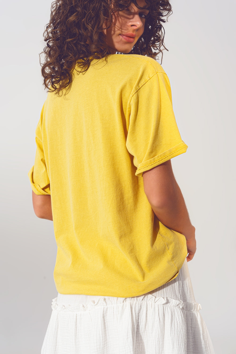 Camiseta con Texto Vintage 18 en amarillo