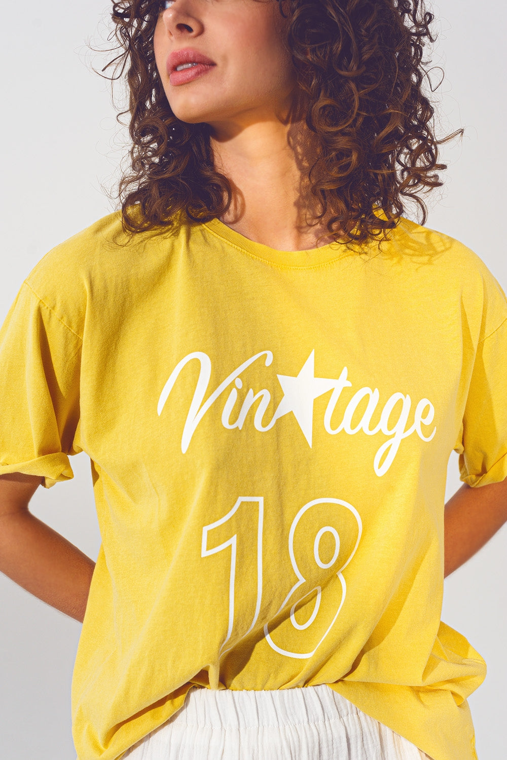 Camiseta con Texto Vintage 18 en amarillo