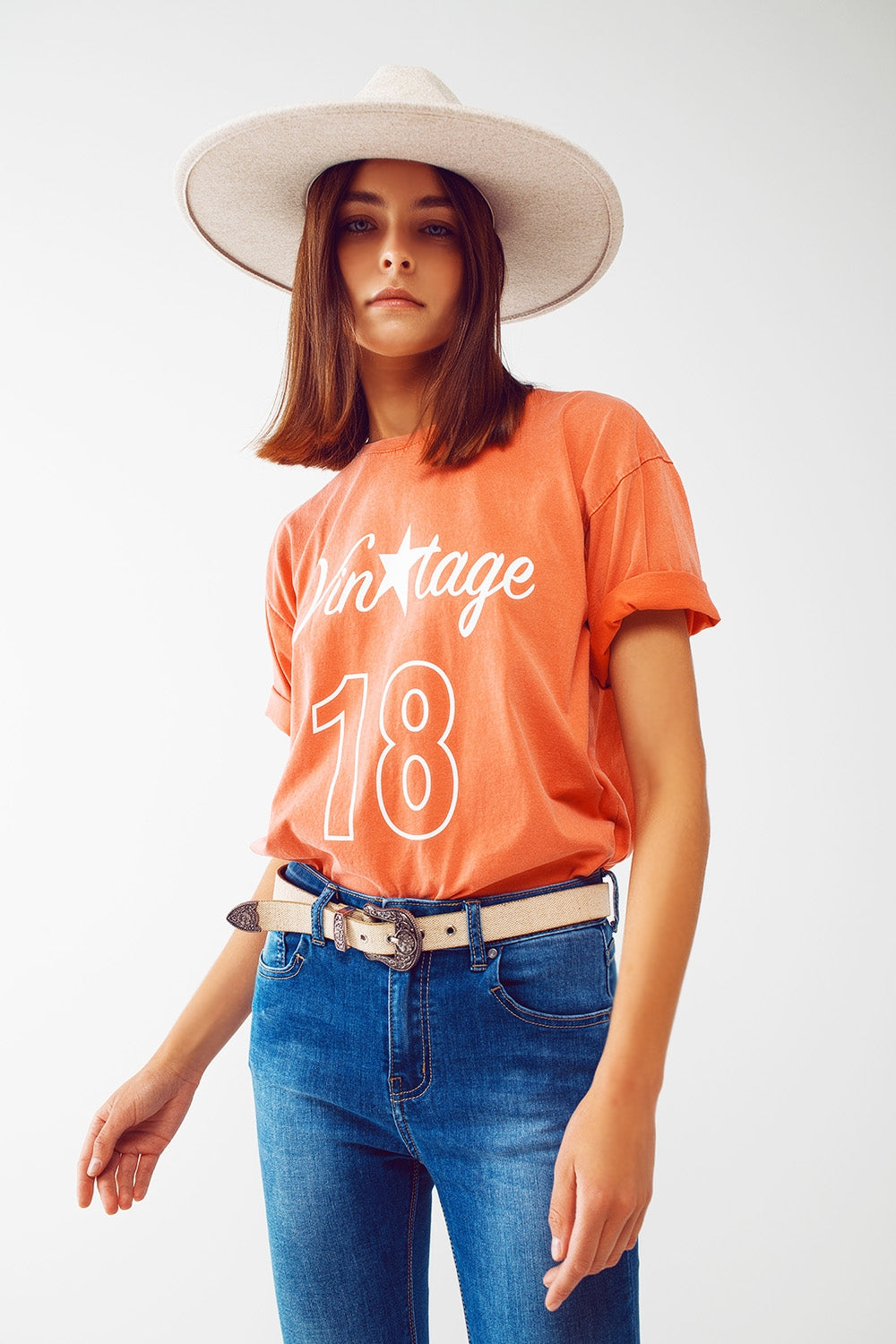 Camiseta con Texto Vintage 18 en naranja