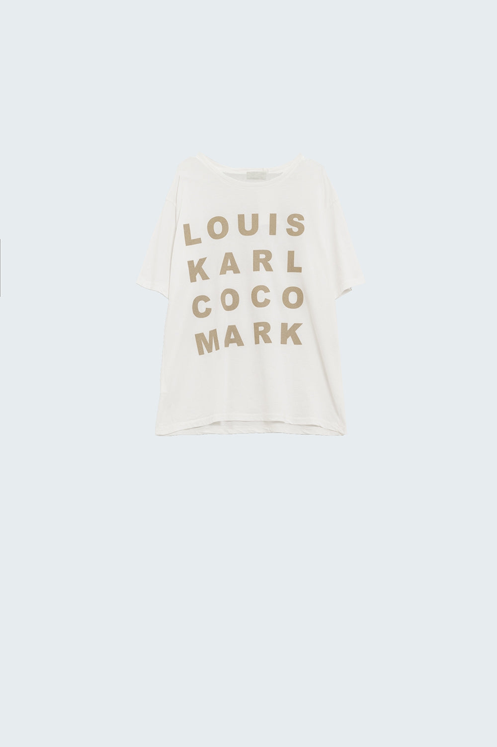 Camiseta crema con logotipos de nombres famosos en la parte delantera