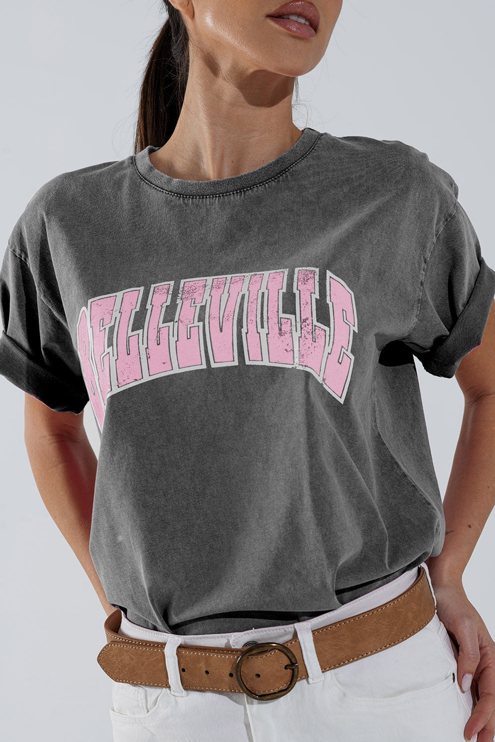Camiseta cuello redondo gris con texto Belleville