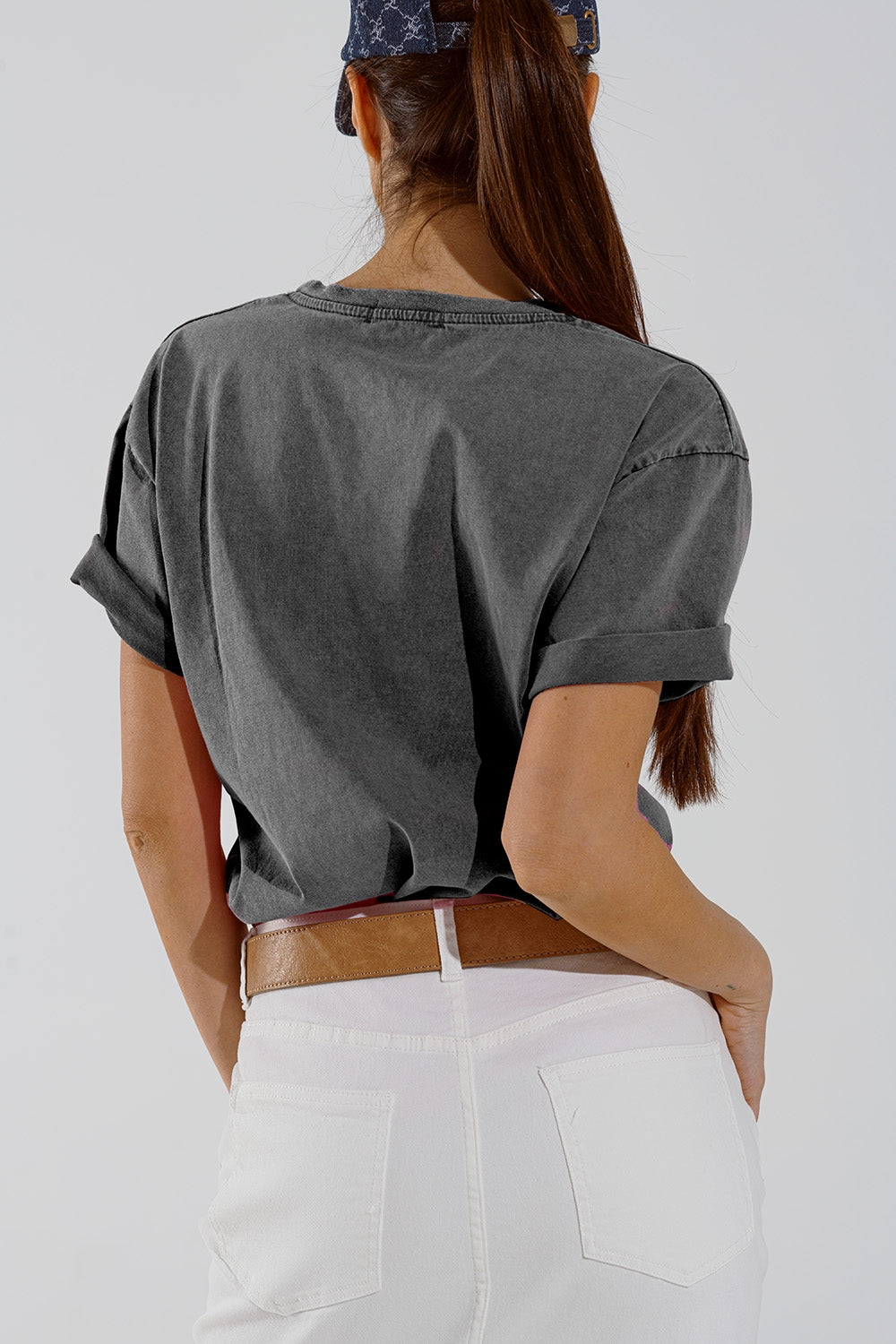 Camiseta cuello redondo gris con texto Belleville