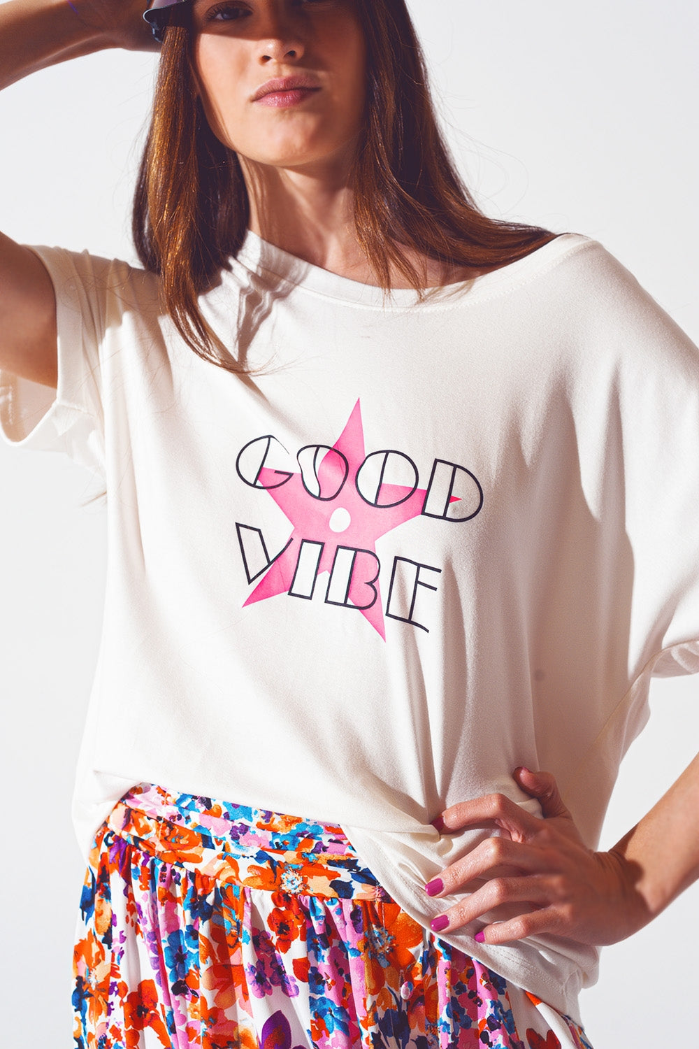 Camiseta de cuello de barco con texto Good Vibe en blanco y rosa