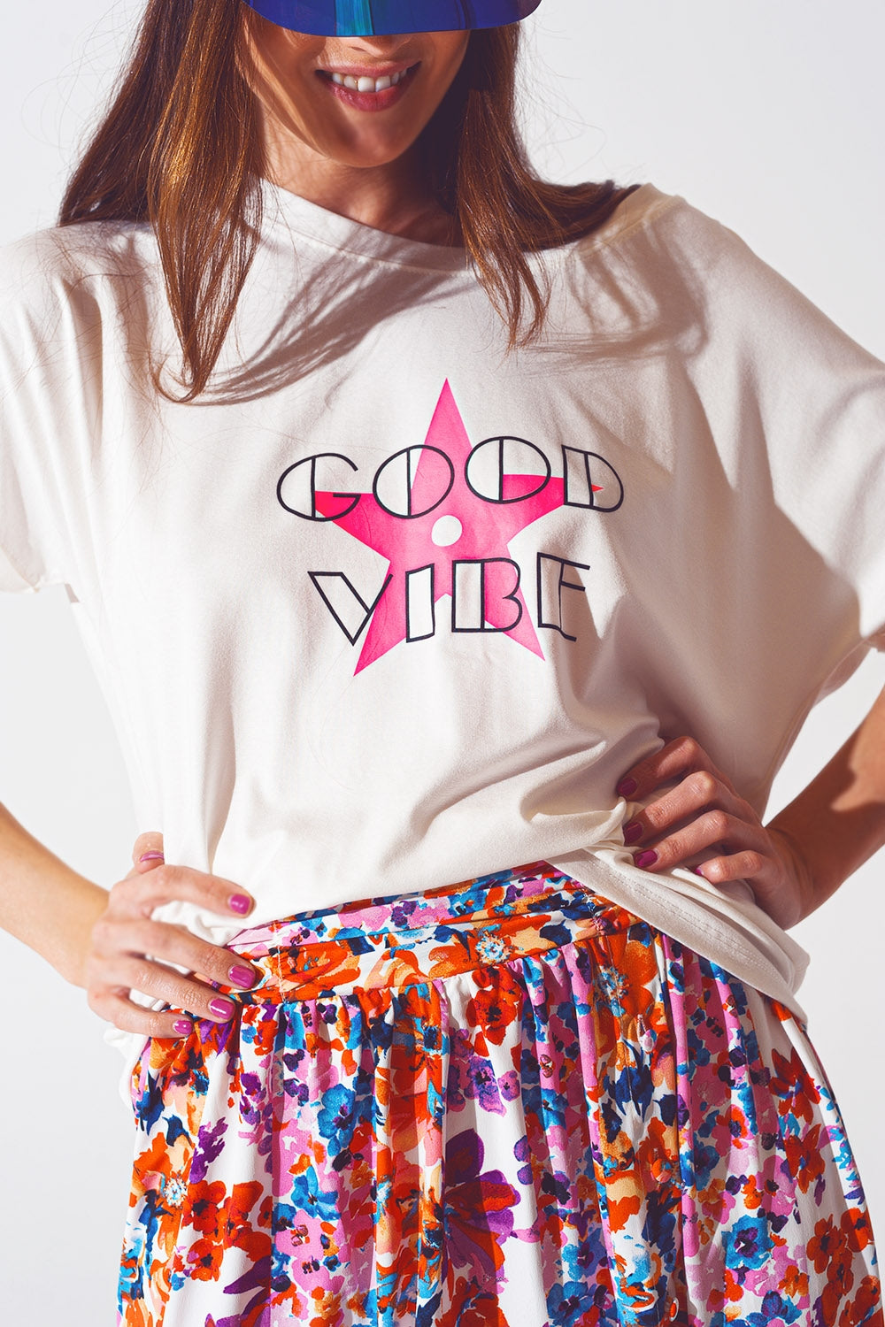 Camiseta de cuello de barco con texto Good Vibe en blanco y rosa