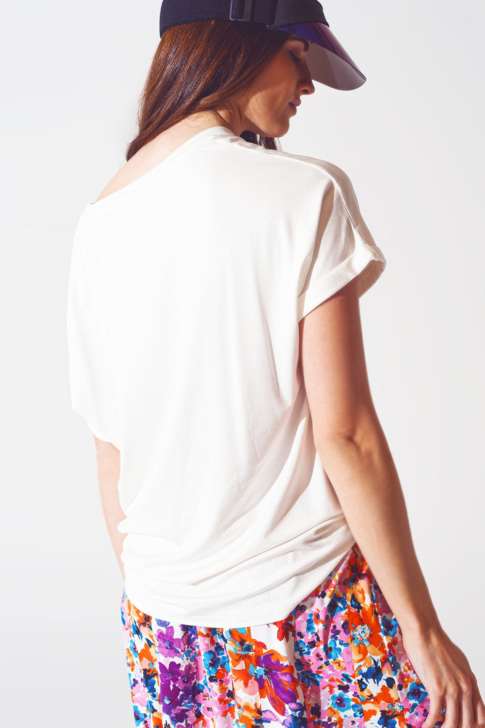 Camiseta de cuello de barco con texto Good Vibe en blanco y rosa