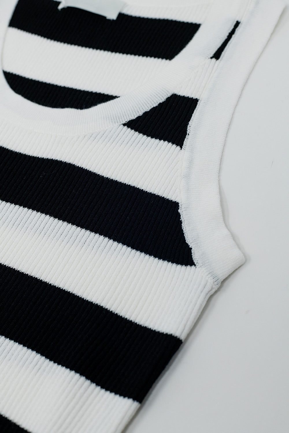 Camiseta de tirantes blanca con rayas anchas en negro