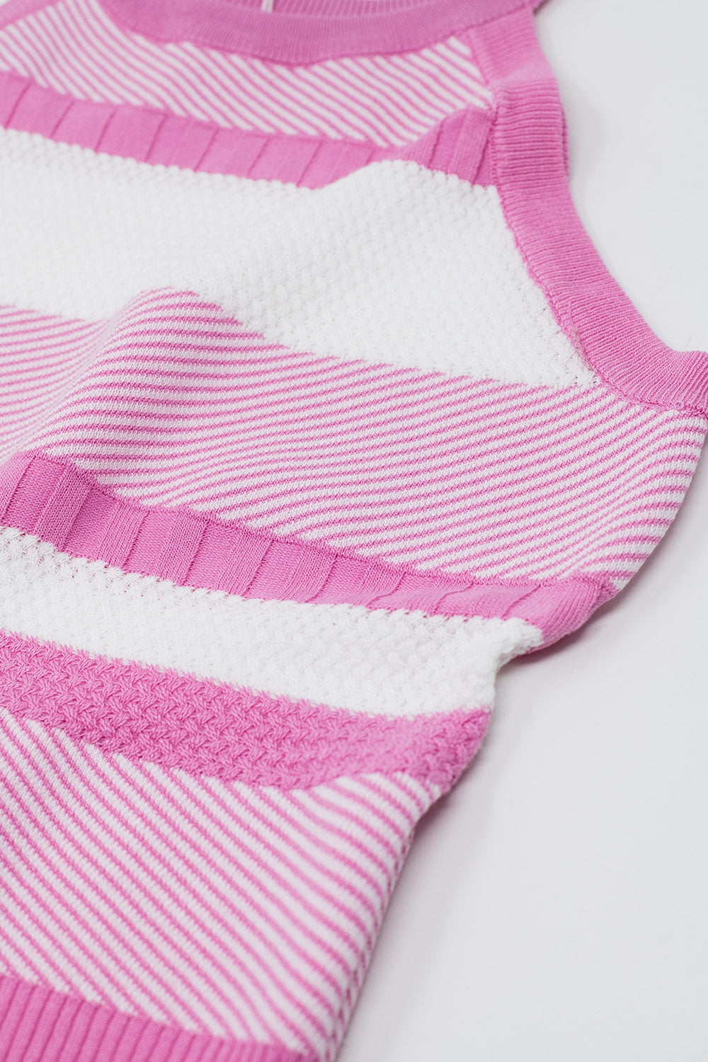 Camiseta de tirantes rosa con diseño de rayas en diferentes tejidos
