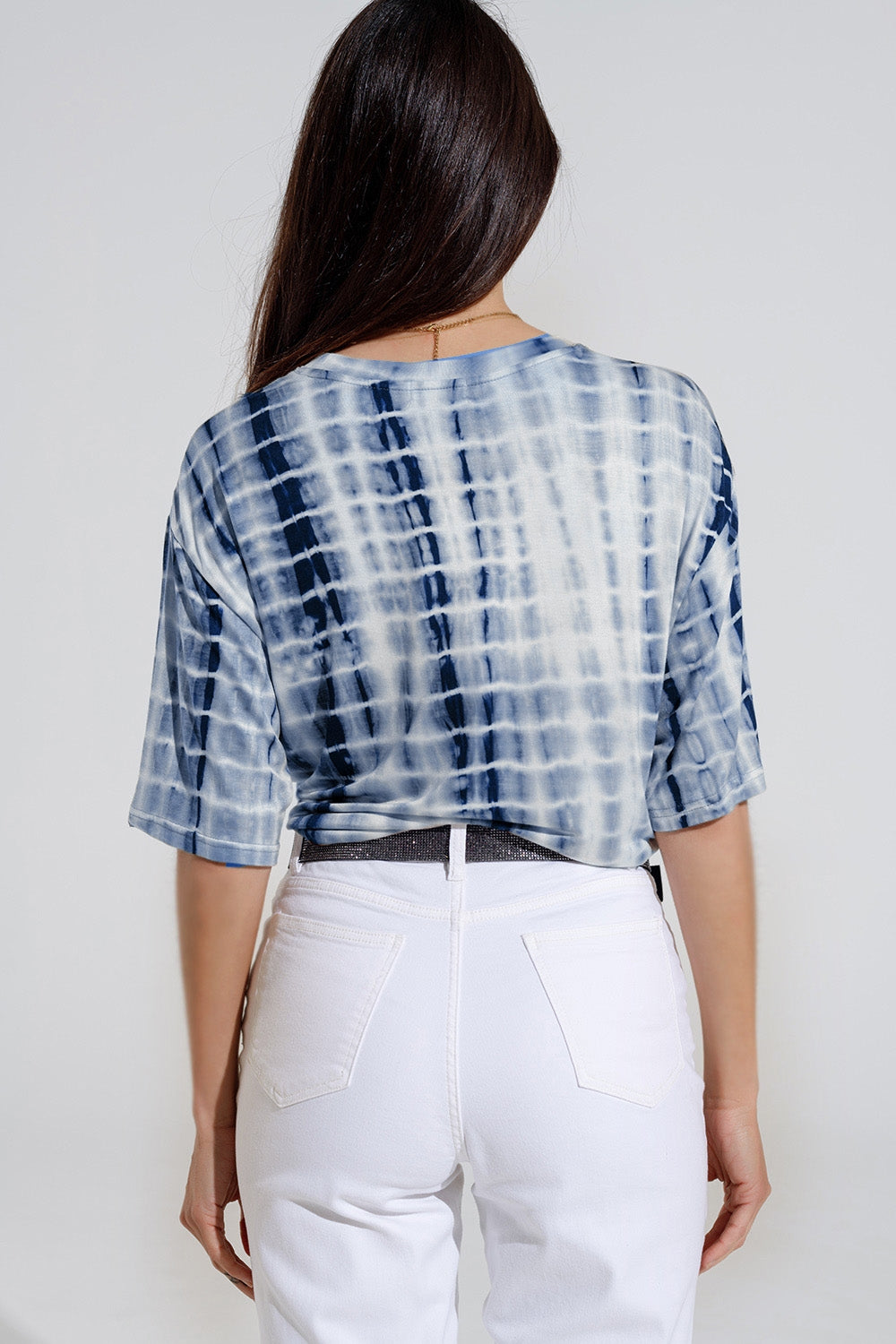 Camiseta estampada Tie Dye azul con nudo en la parte delantera