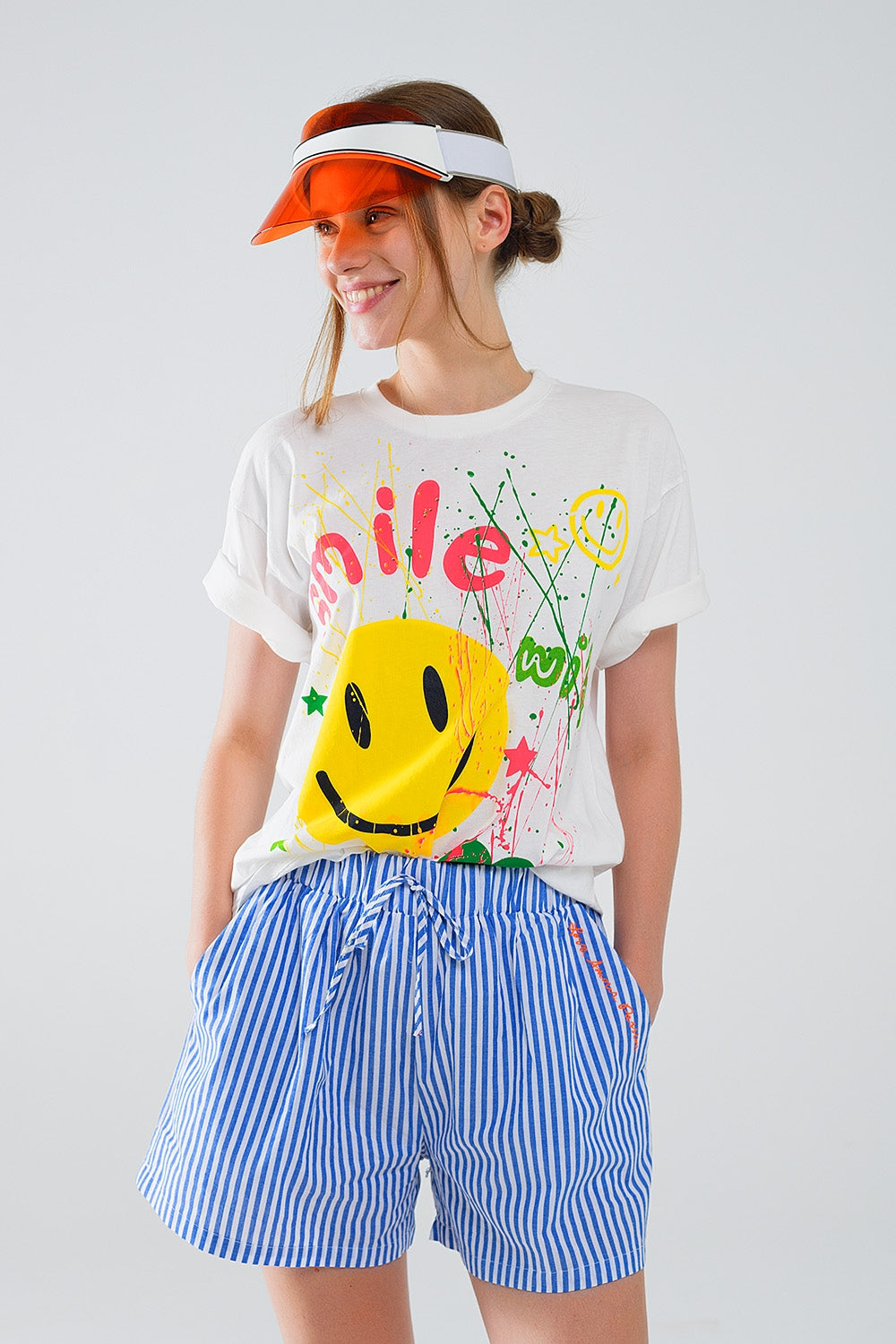 Camiseta gráfica con texto Smile with me en blanco