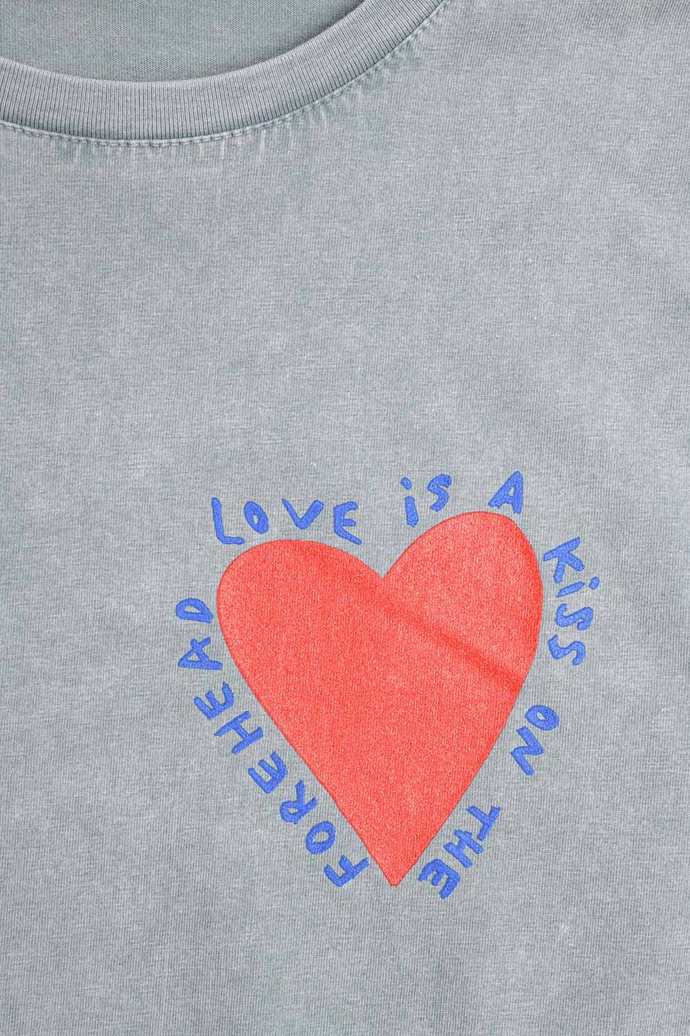 Camiseta gris con diseño de corazón en la parte delantera y trasera