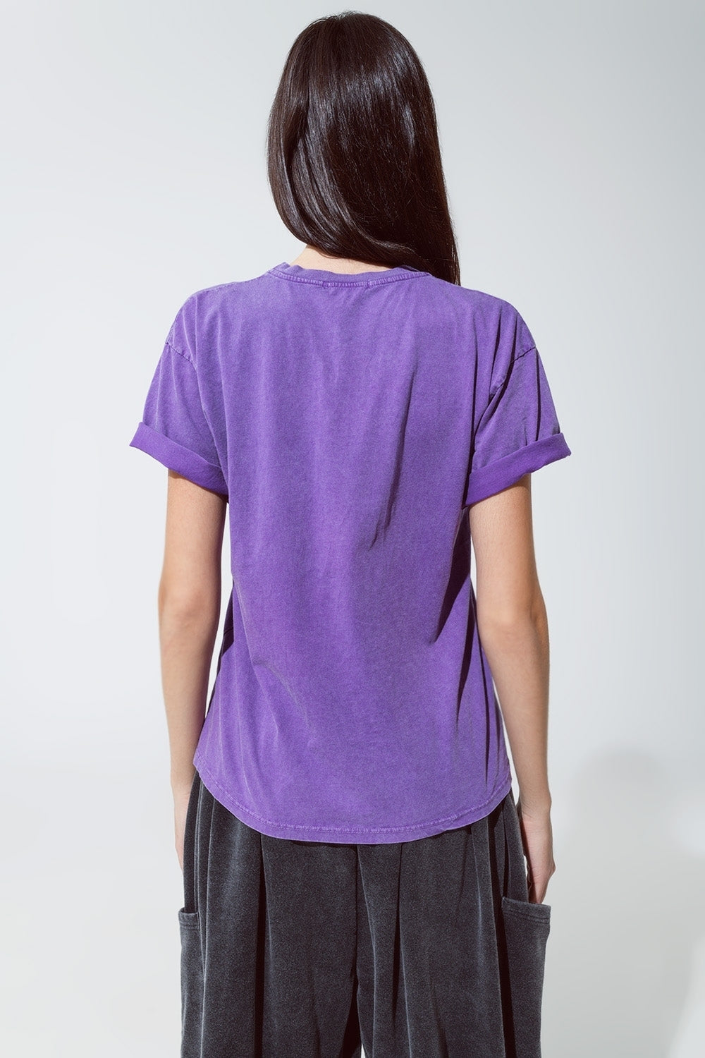 Camiseta morada con estampado de Los Ángeles en la parte delantera