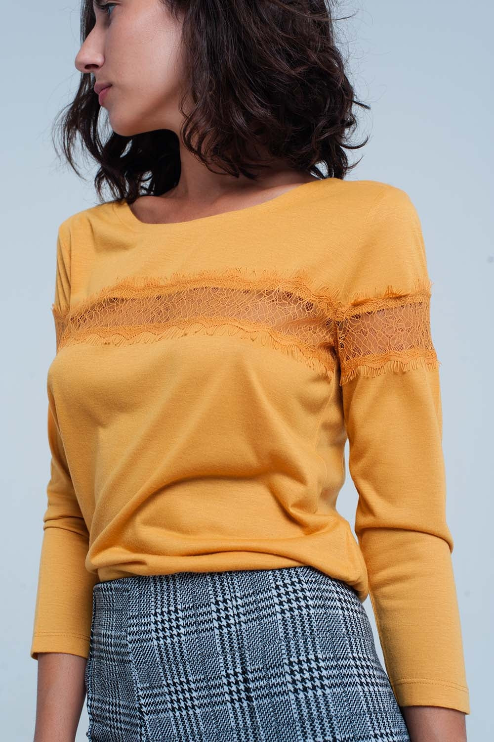 Camiseta mustard manga 3/4 con detalle de encaje de puntilla