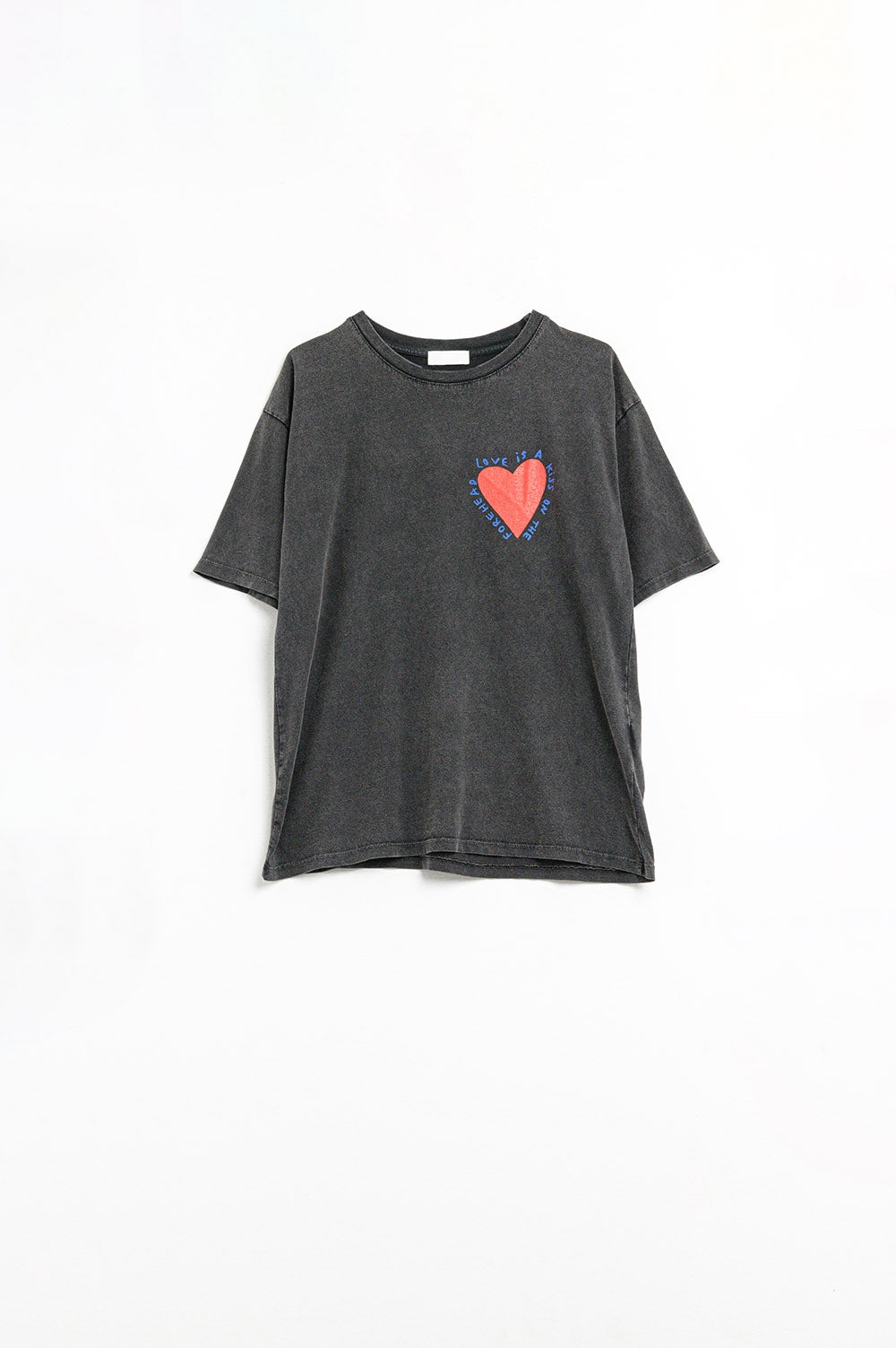 Camiseta negra con diseño de corazón en la parte delantera y trasera