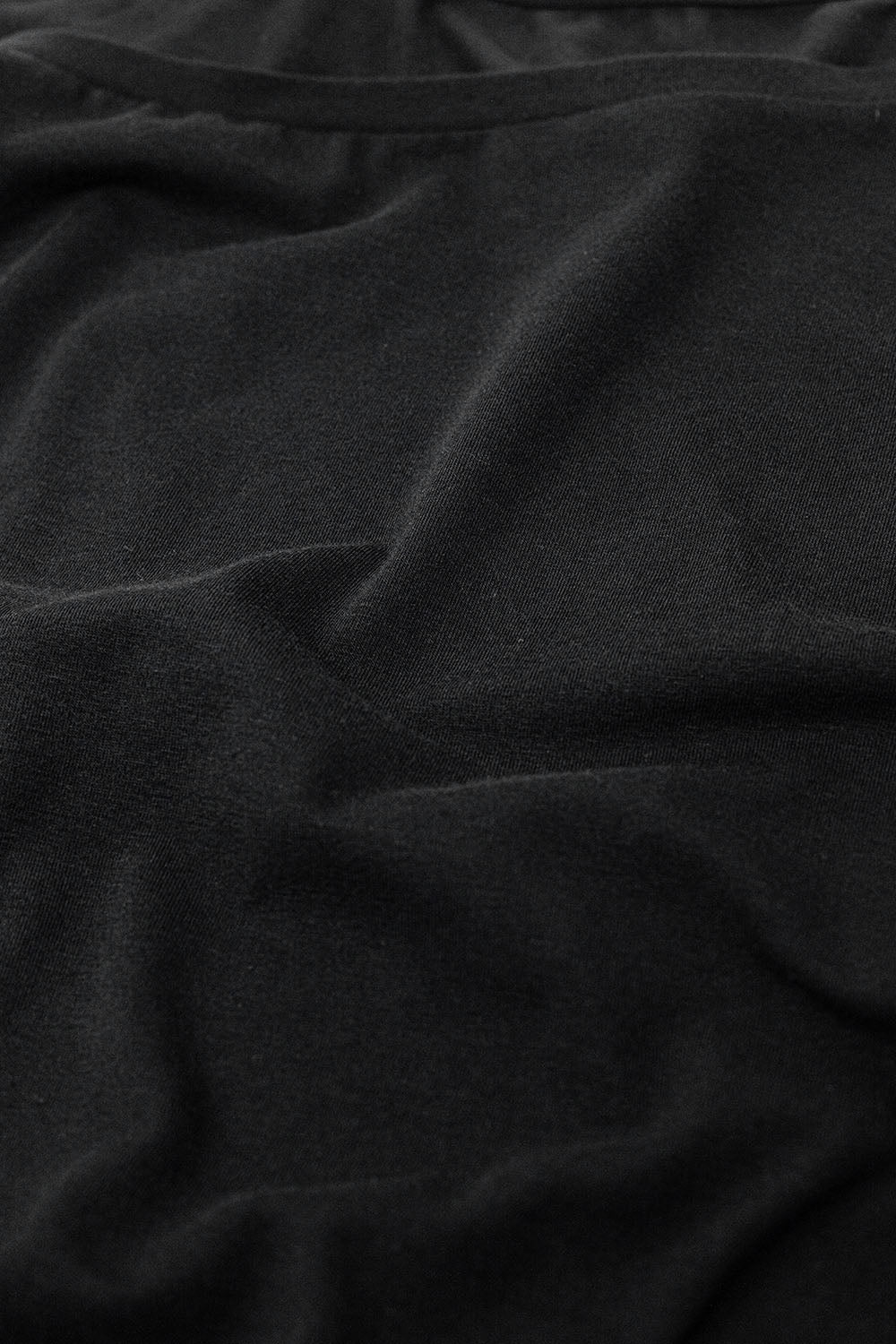 Camiseta negra de fino tejido elástico con cuello barco
