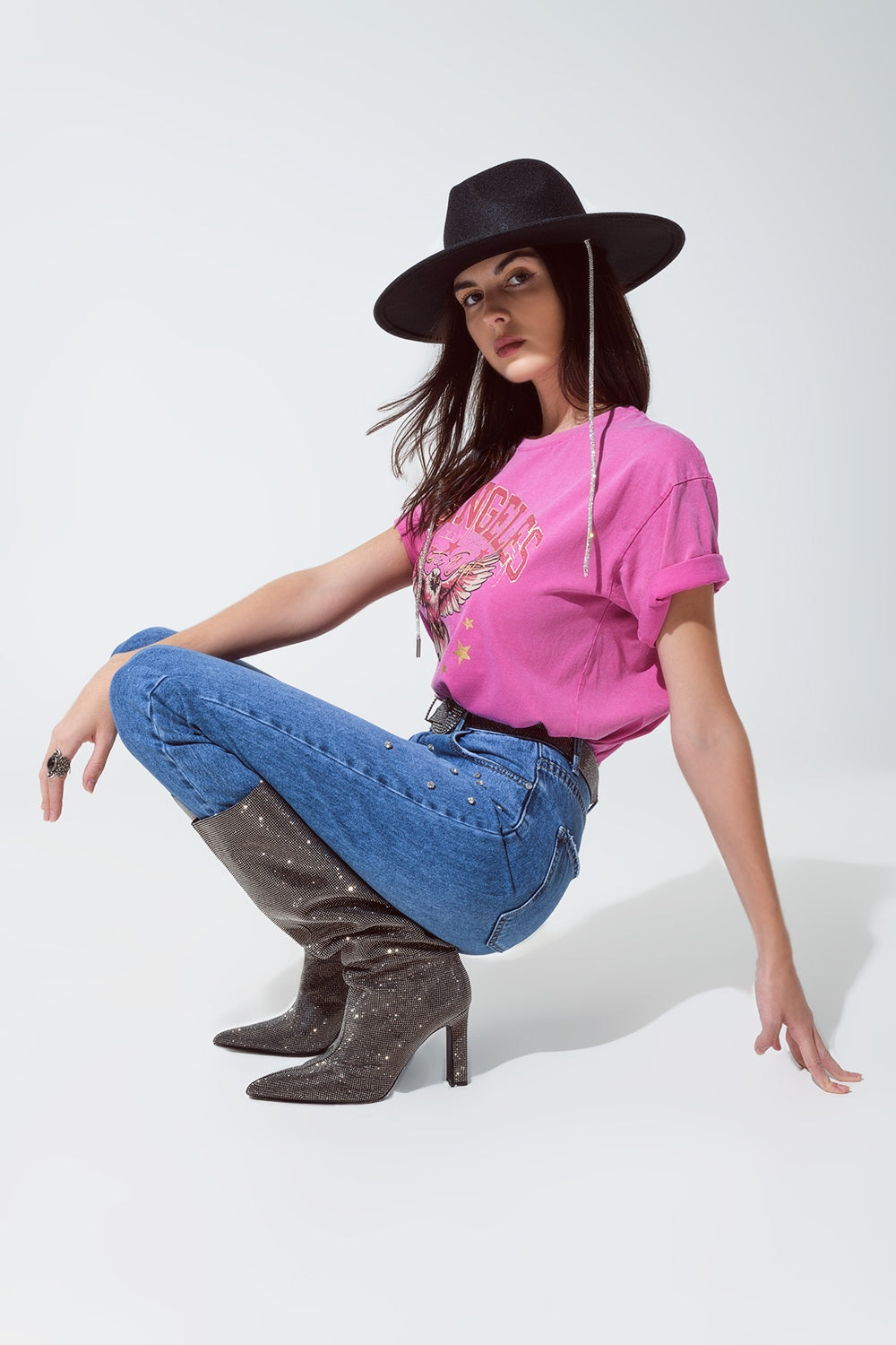 Q2 Camiseta rosa con estampado de Los Ángeles en la parte delantera