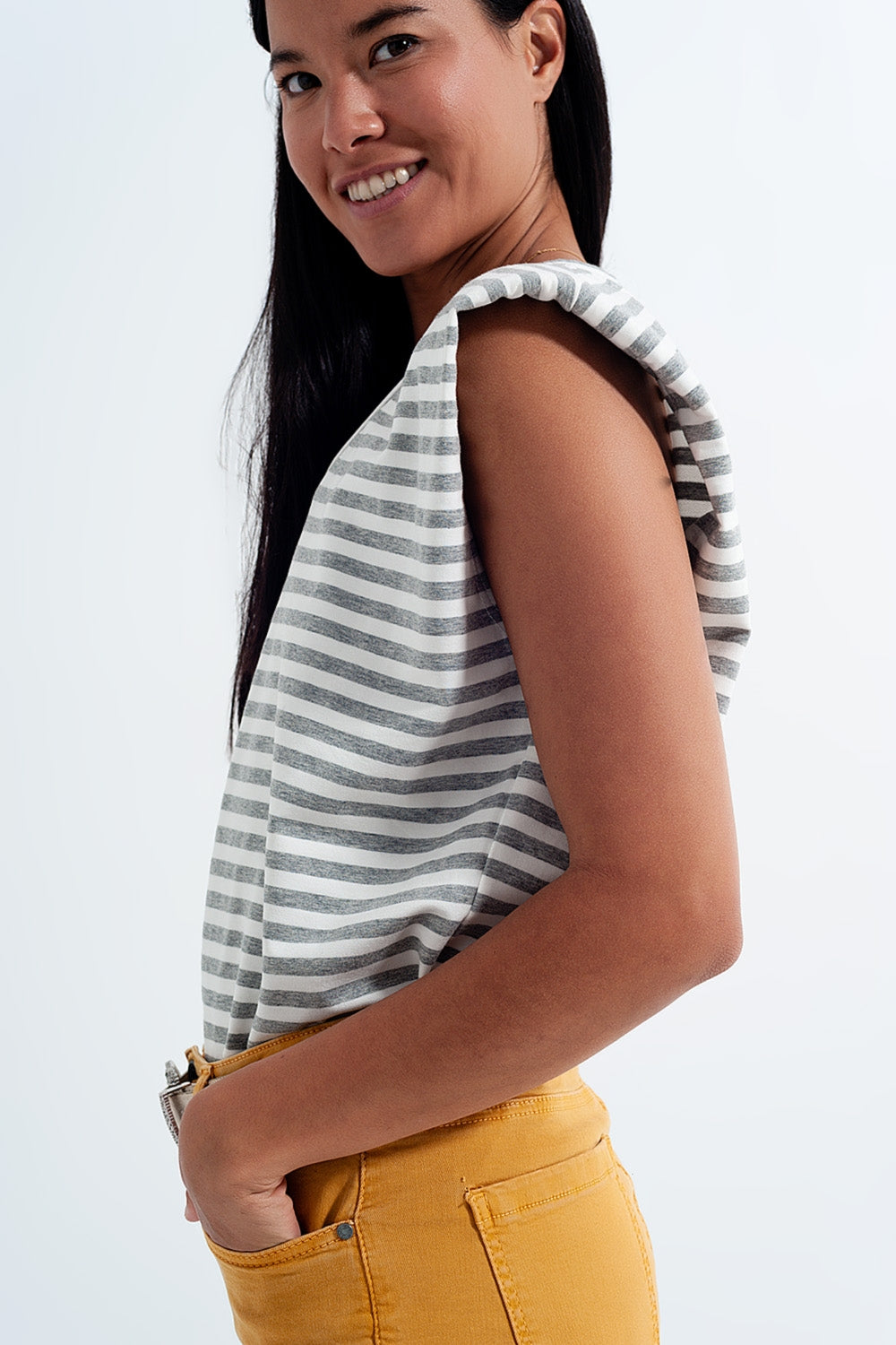 Camiseta sin mangas con hombreras y diseño de rayas en gris