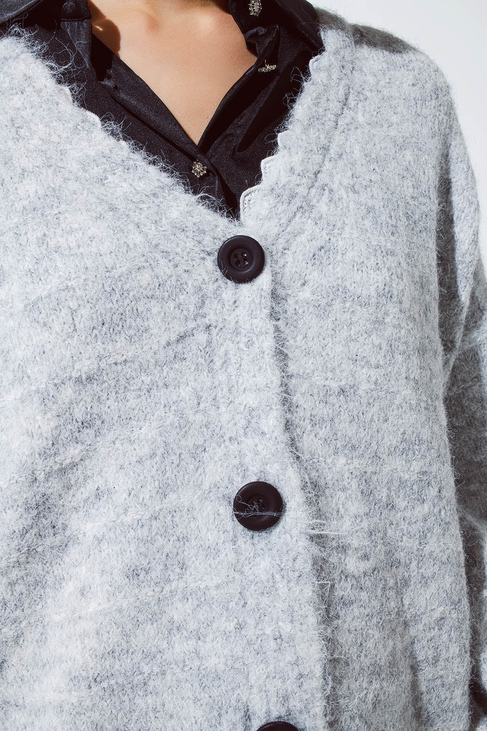 Cárdigan gris con cuello en V con detalle de puntilla