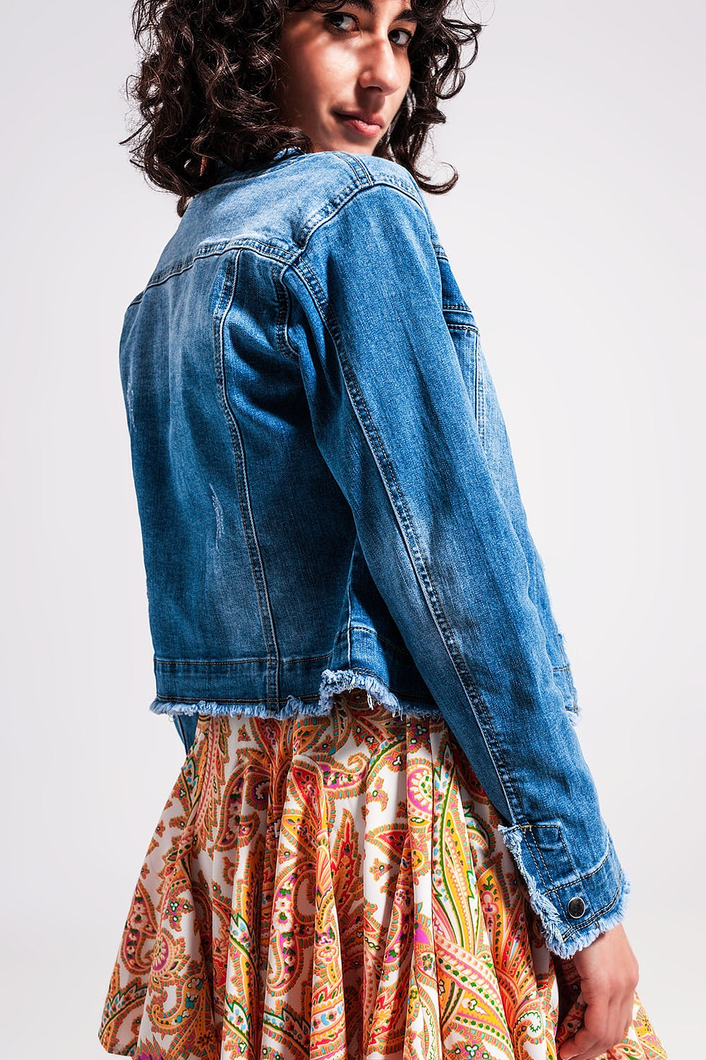 Cazadora vaquera de lavado claro con dobladillo en crudo