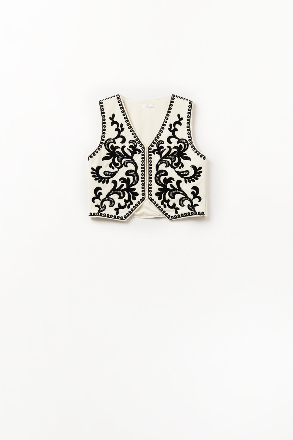Chaleco blanco con bordado barroco negro