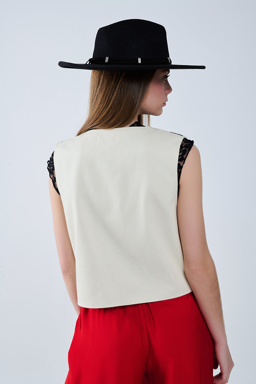 Chaleco blanco con bordado barroco negro