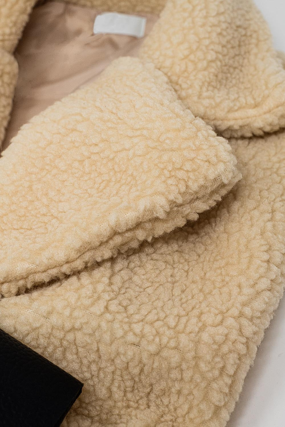 Chaleco de peluche beige con cierre de botones