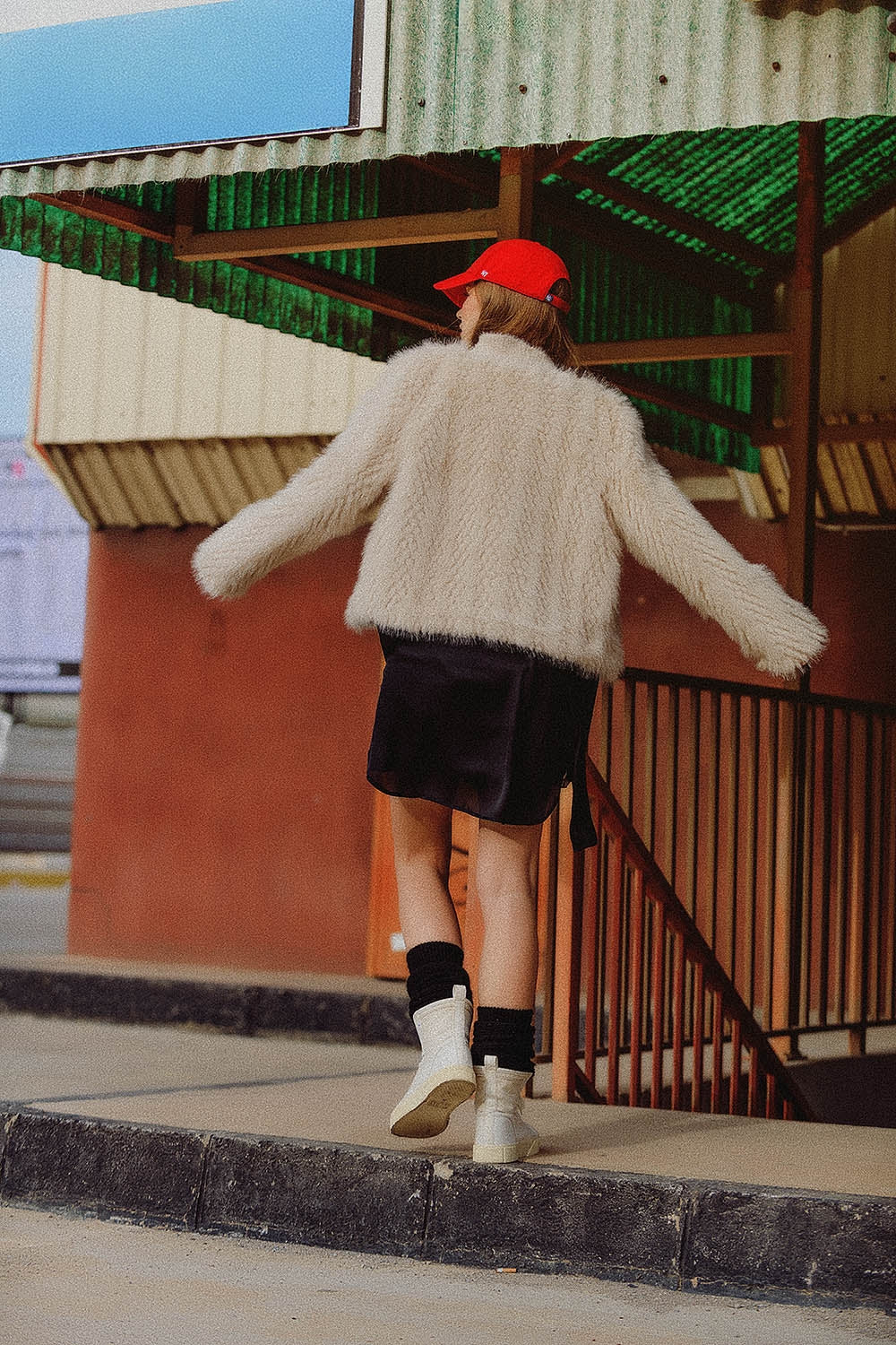 Chaqueta cropped beige de piel fina