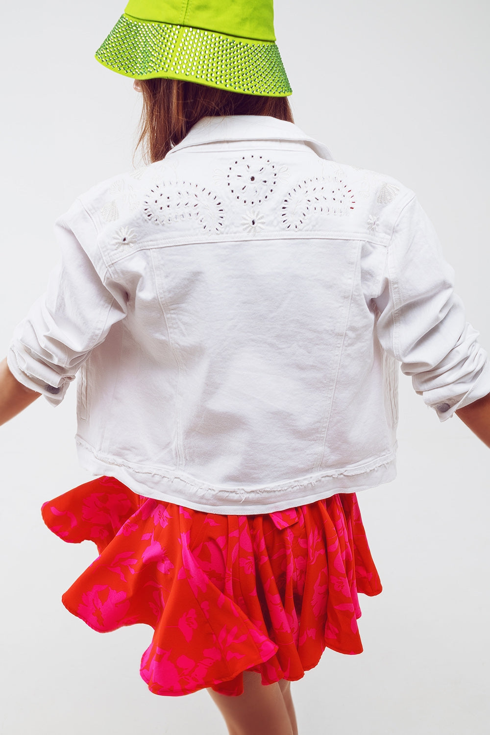 Chaqueta de mezclilla bordada en blanco