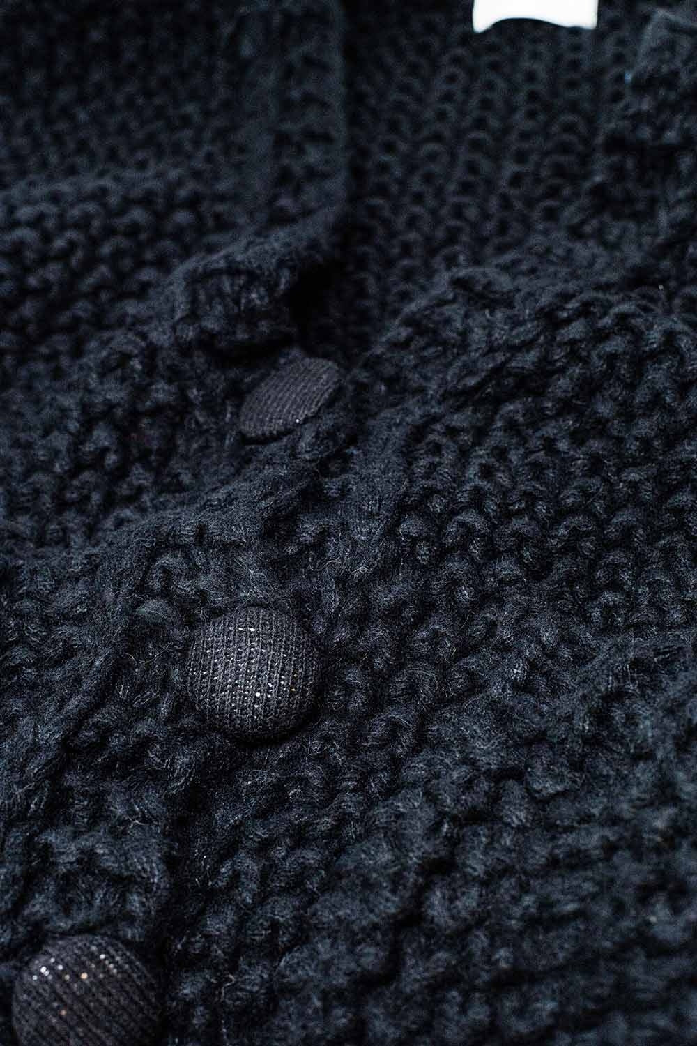 Chaqueta negra oversize de punto grueso con bolsillos