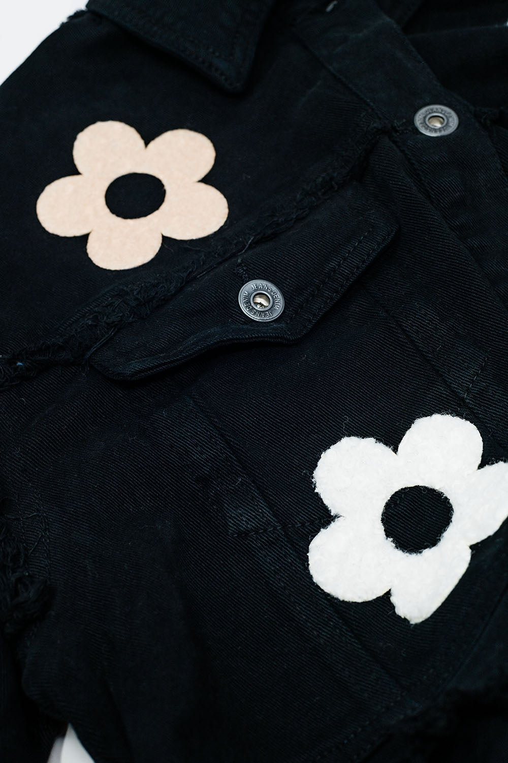 Chaqueta recortada con bolsillos en el pecho y detalles florales en negro