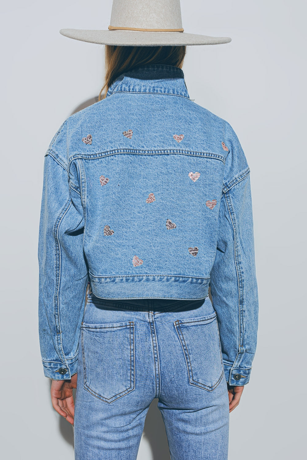 Chaqueta vaquera corta con corazones laminados en lavado medio