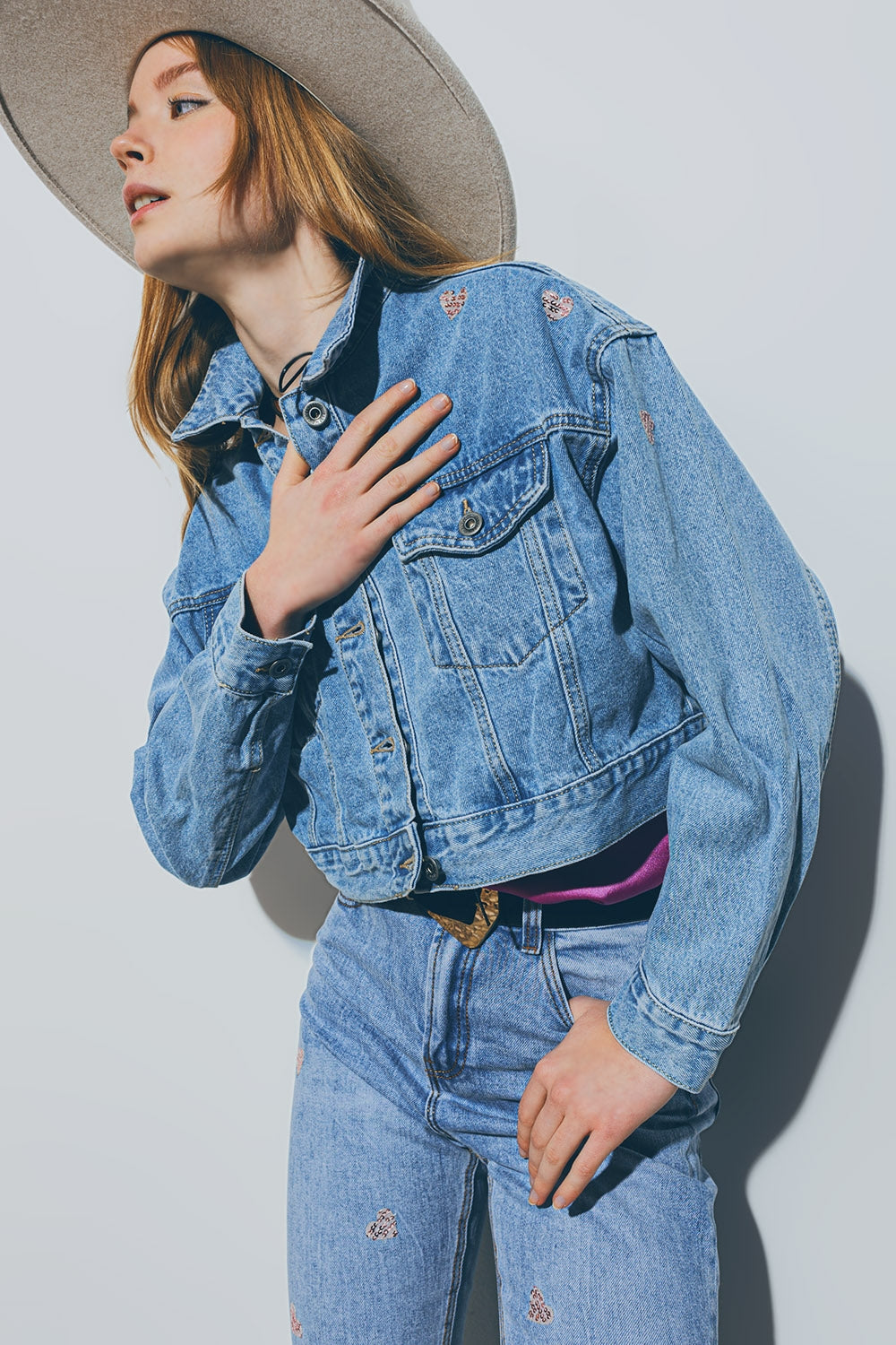 Chaqueta vaquera corta con corazones laminados en lavado medio