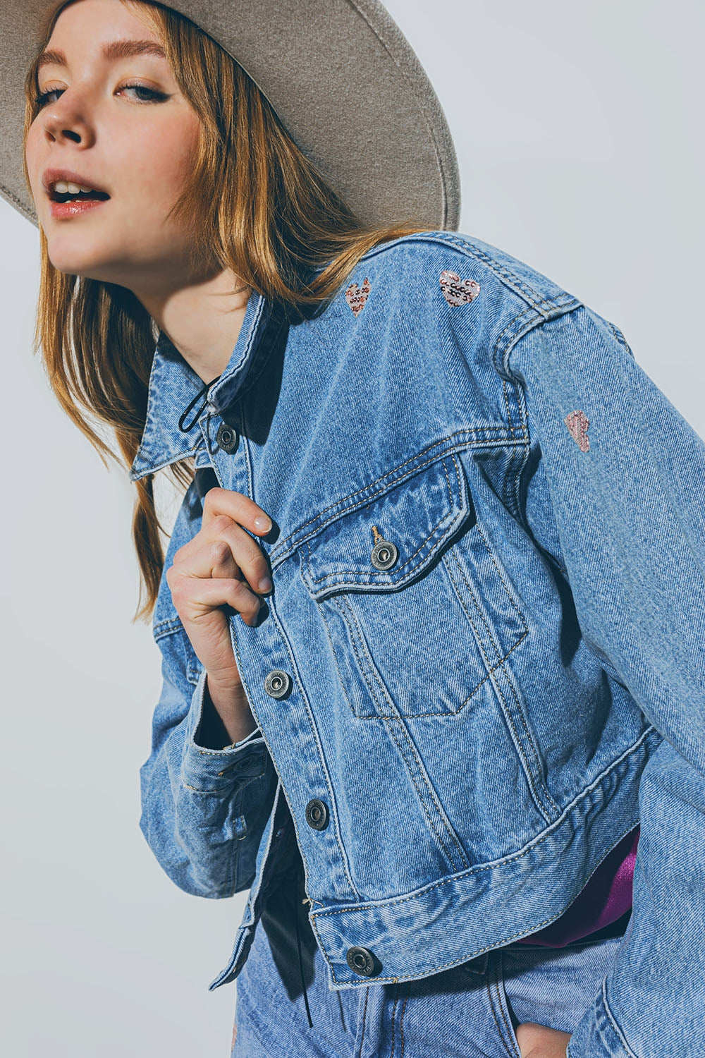 Chaqueta vaquera corta con corazones laminados en lavado medio