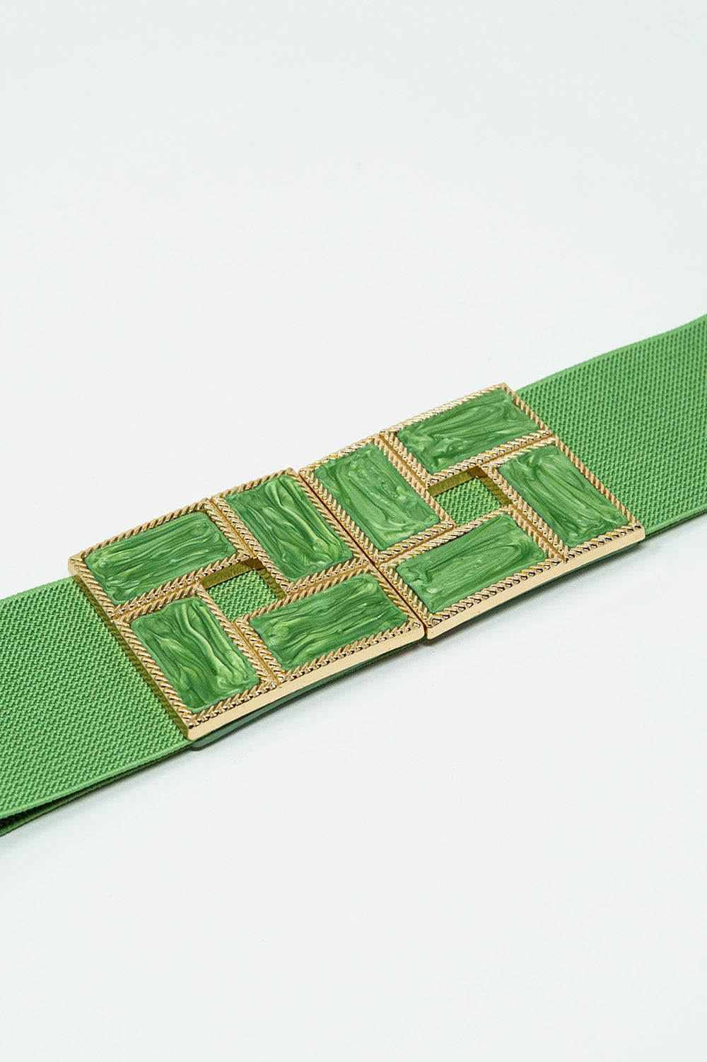 Cinturón elástico verde con hebillas cuadradas