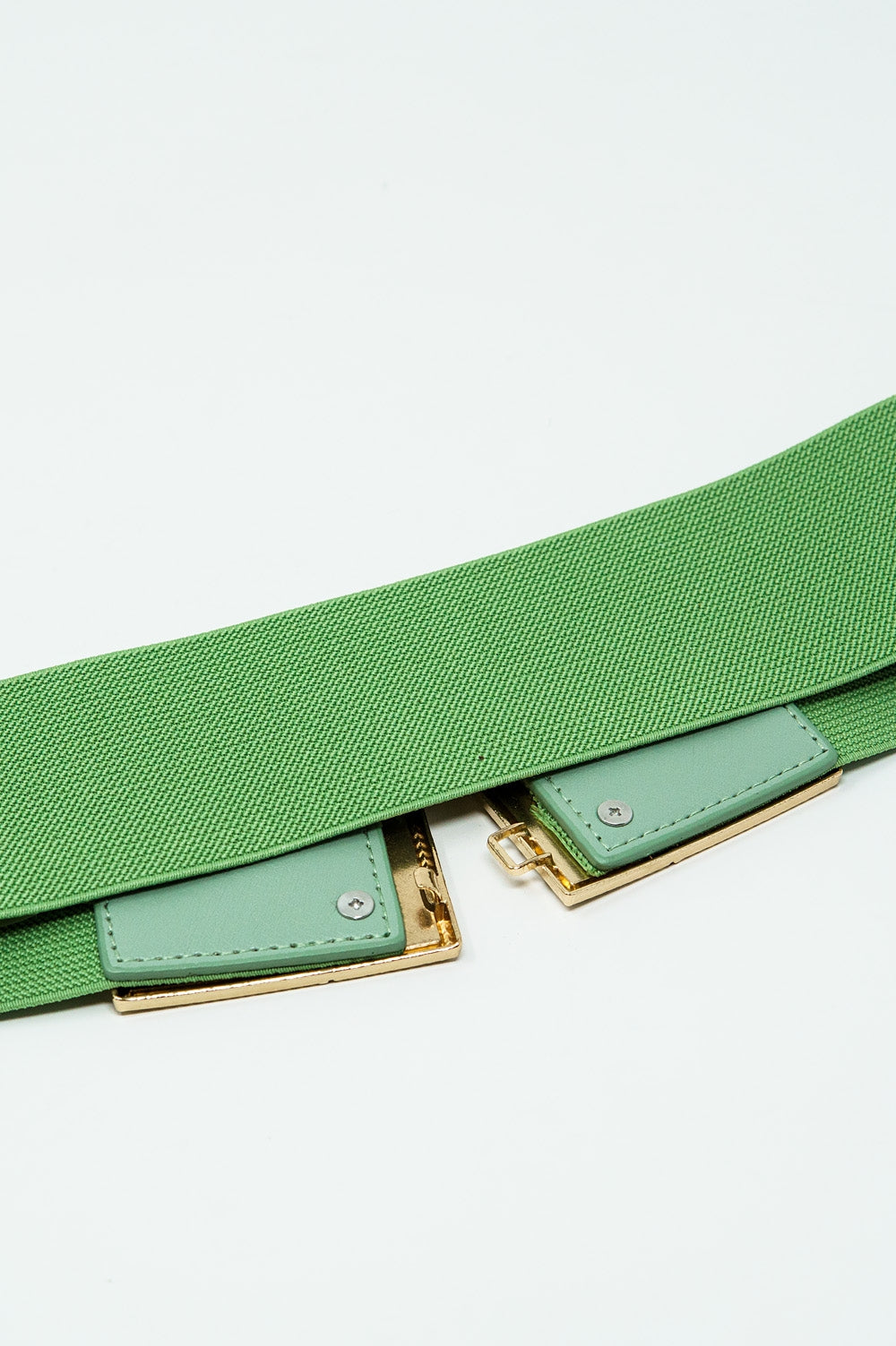 Cinturón elástico verde con hebillas cuadradas