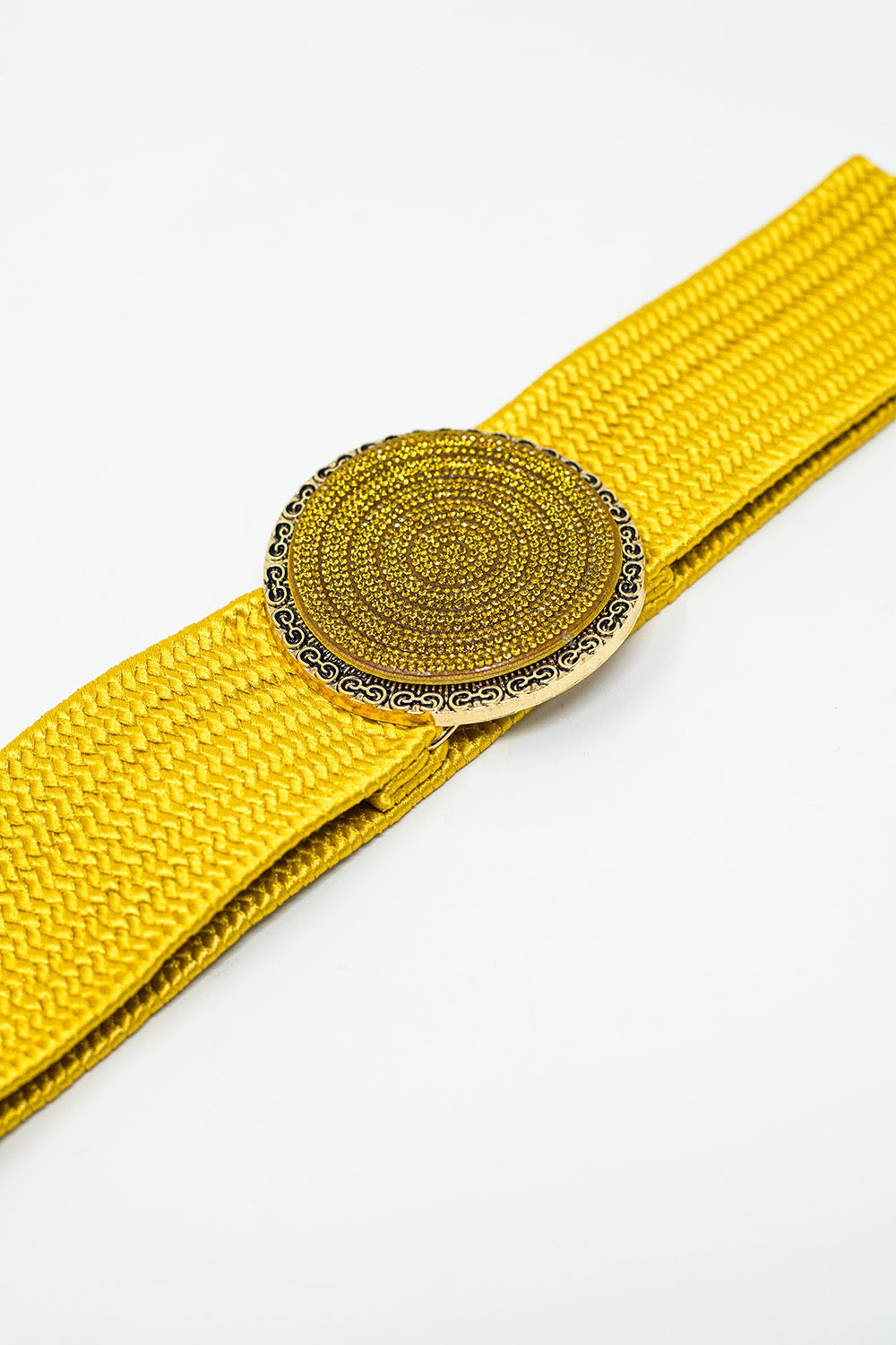 Cinturón tejido amarillo con hebilla redonda con strass
