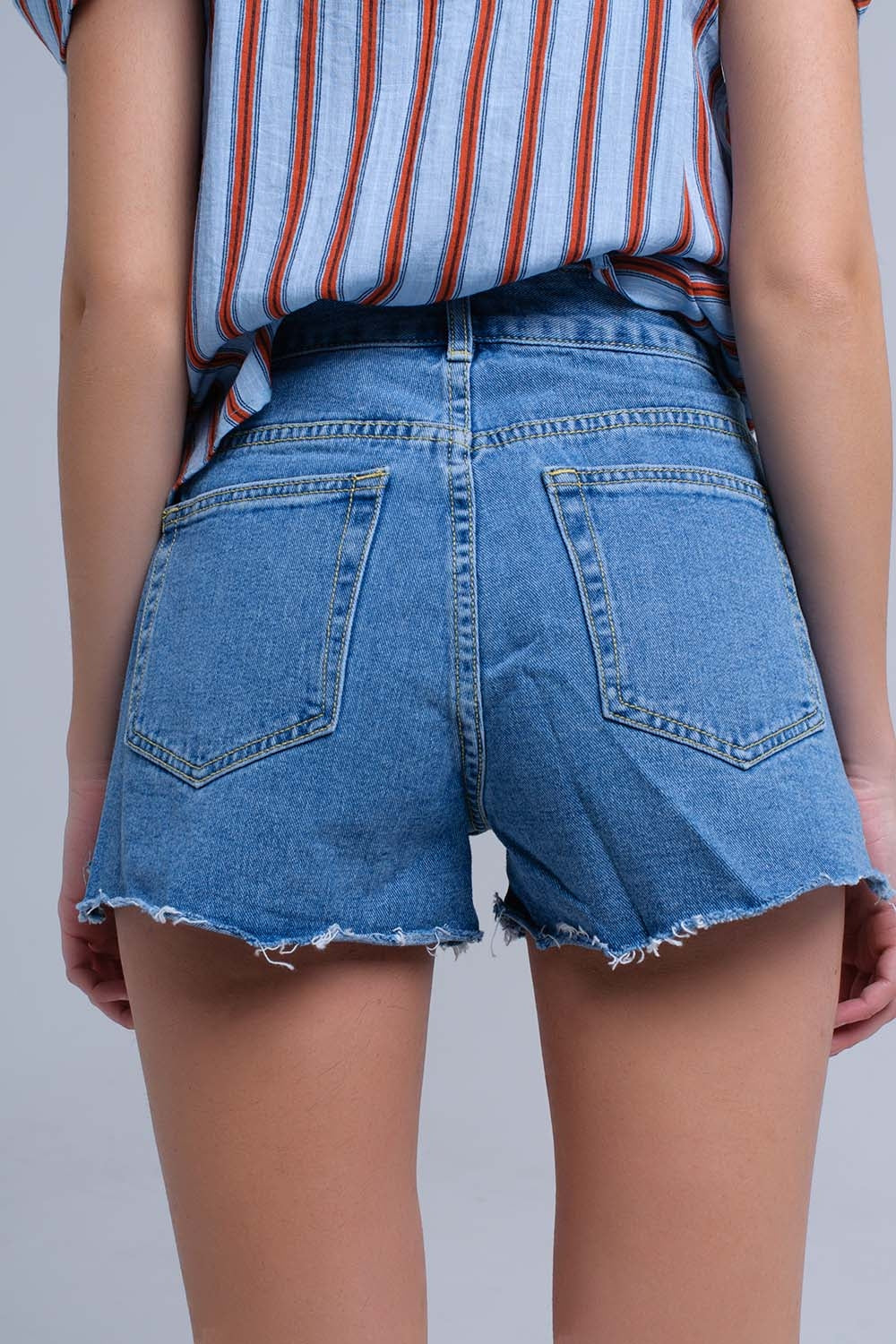 Short vaquero con bordado floral