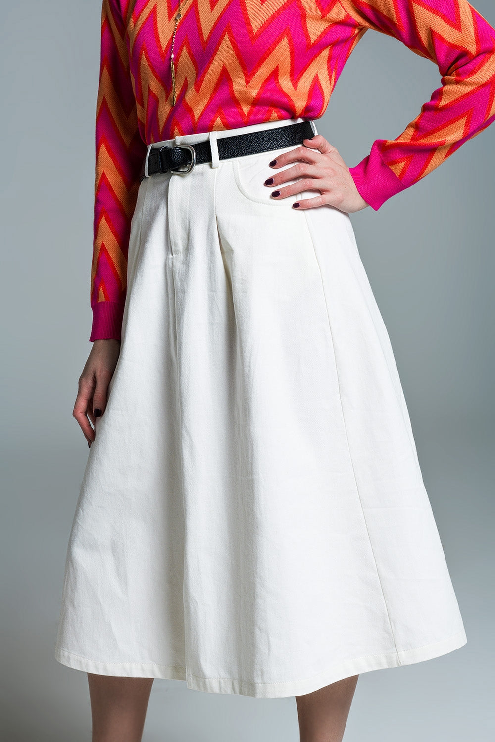 Falda blanca midi con bolsillos en blanco