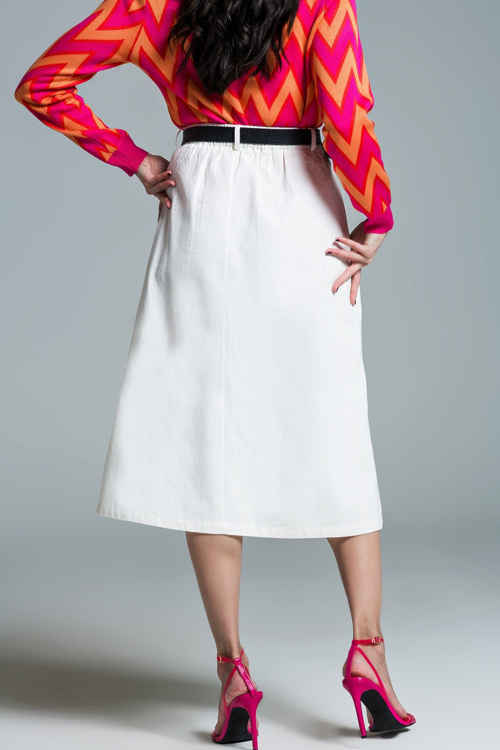 Falda blanca midi con bolsillos en blanco