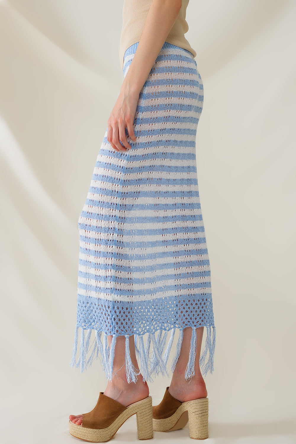 Falda blanca midi de crochet con rayas azules y dobladillo de flecos