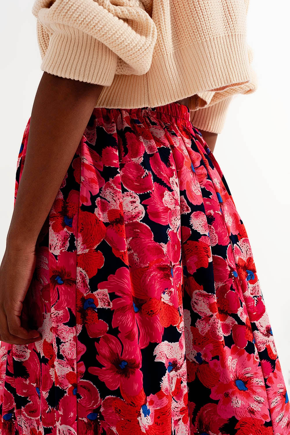 Falda con estampado de flores en color rosa intenso