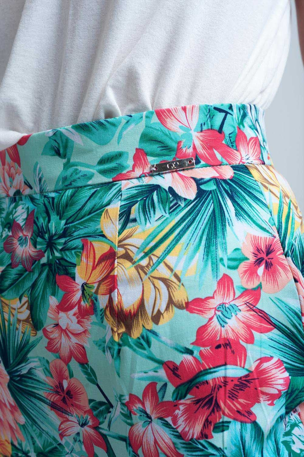 Falda floral asimétrica de color verde