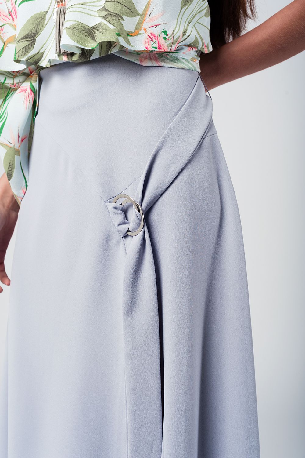 Falda midi gris con cinturón
